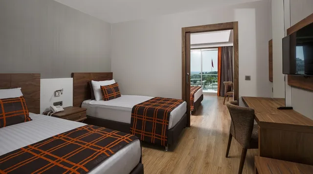 غرفة عائلية بسرير مزدوج وسريرين منفصلين بإطلالة جزئية على البحر، Side Sunport Hotel & Spa 3/8