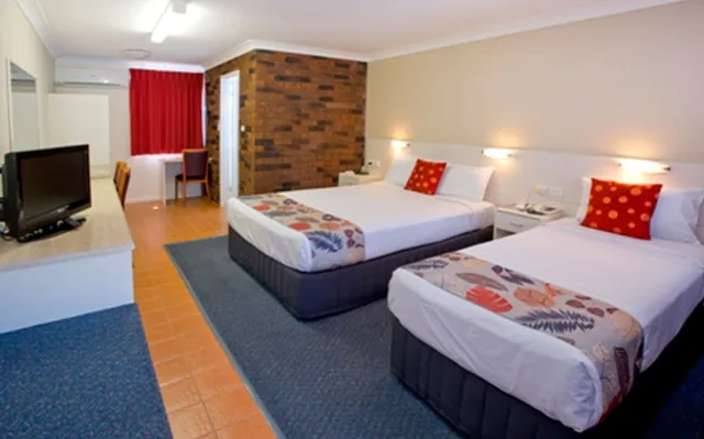 غرفة قياسية بسرير كوين وسرير فردي، Best Western Parkside Motor Inn 1/10