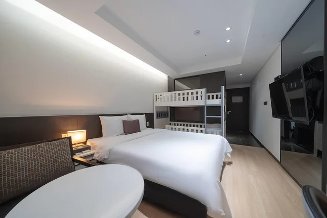 غرفة ديلوكس رباعية بسرير مزدوج وسرير بطابقين وسرير بطابقين، Ramada by Wyndham Yongin 1/6