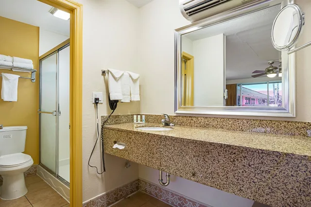 جناح بسرير كينج بجاكوزي، Quality Inn and Suites Airport Cruise Port Hollywood 8/10