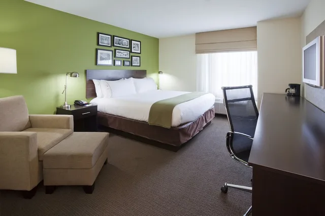 جناح بسرير كينج مع أريكة، Holiday Inn Express Hotel Suites Rogers 1/4