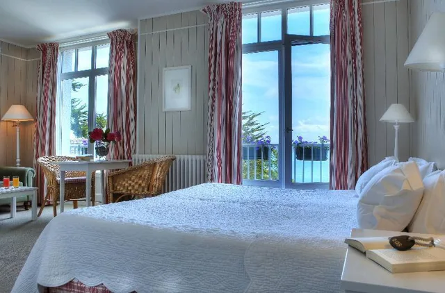 غرفة سوبيريور بإطلالة جزئية على البحر، Grand Hotel Des Bains the Originals Relais 1/1