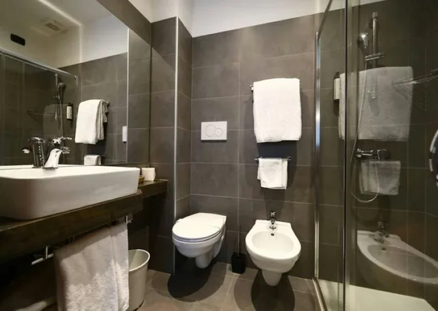 غرفة ثلاثية، Hotel Italia 2/2