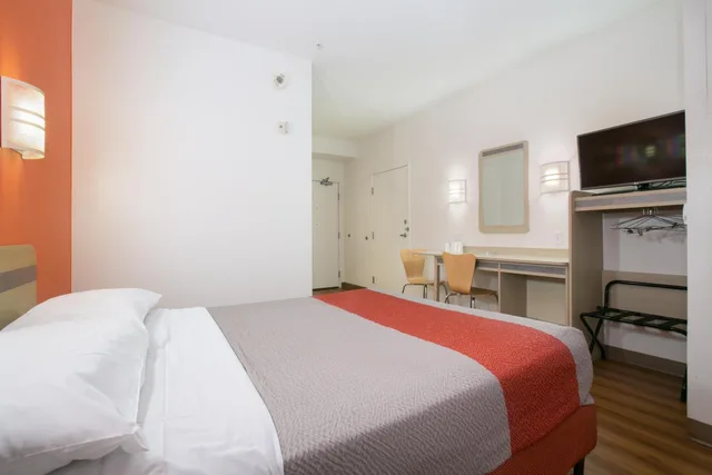 جناح بسرير كوين، Motel6 Brooklyn Center, MN - Minneapolis 1/7