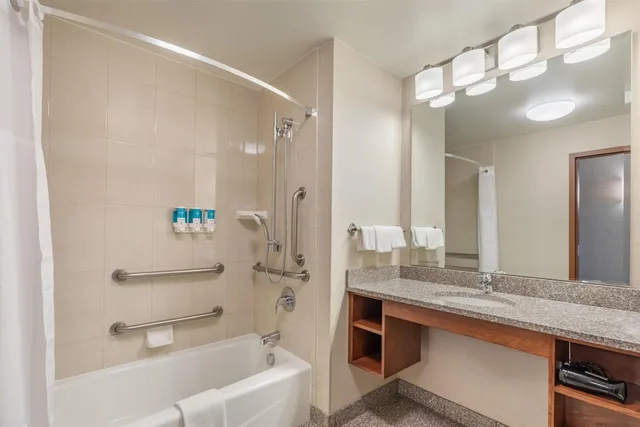2 Rooms, Deluxe, King Bed, Bathtub, Accessible, Drury Inn and Suites Denver Central Park 3/3