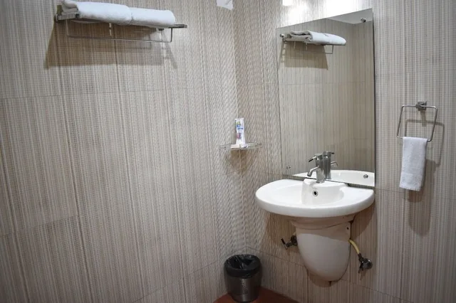 غرفة قياسية بسريرين منفصلين، HOTEL RADHIKA REGENCY 10/10