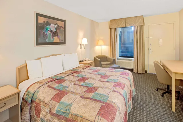 غرفة بسرير كينج لذوي الإعاقة، Days Inn by Wyndham Mooresville Lake Norman 2/7