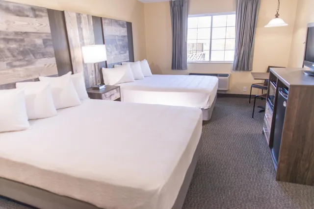 غرفة بسريرين كوين، Stone Castle Hotel Conference Center 2/8