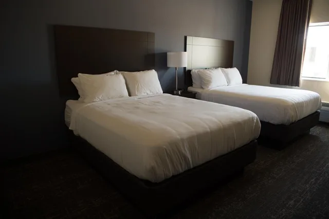 غرفة بسريرين كوين، Cobblestone Inn & Suites - Forest City 8/16