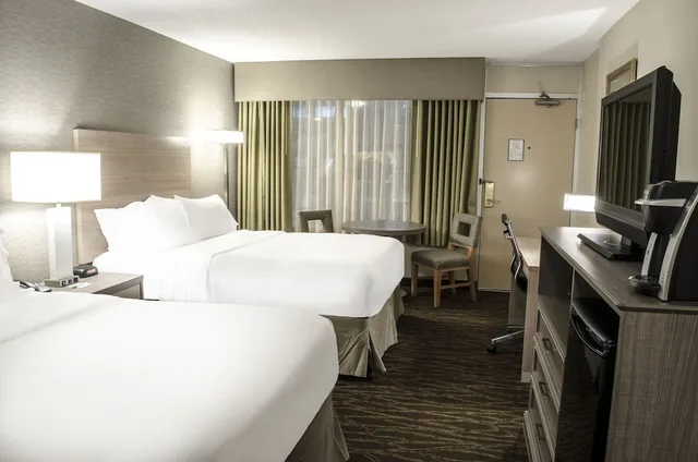 غرفة قياسية بسريرين كوين بإطلالة على المسبح، Holiday Inn Fargo 10/10