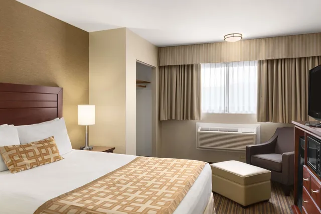 Room, King Bed, Days Inn by Wyndham Terrace 1/7