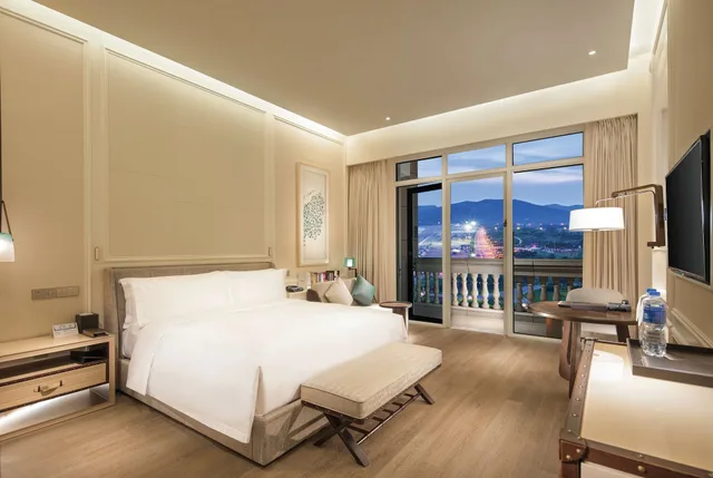 غرفة ديلوكس بسرير كينج، Hilton Dalian Golden Pebble Beach Resort 1/7