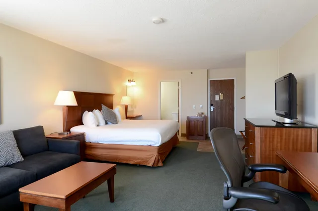 غرفة بإطلالة على البحر مفردة بسرير كينج مع أريكة، Hampton House Hotel 3/8