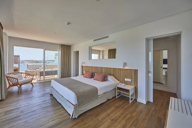 جناح جونيور بسرير مزدوج مع أريكة بمسبح خاص، Ponent Mar Aparthotel 1/3