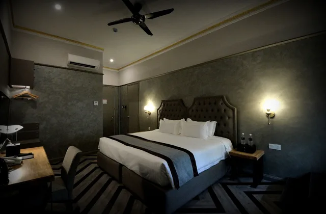 غرفة بريميير بسرير كينج بشرفة، 1969 Business Suites @ Ipoh Garden 1/8
