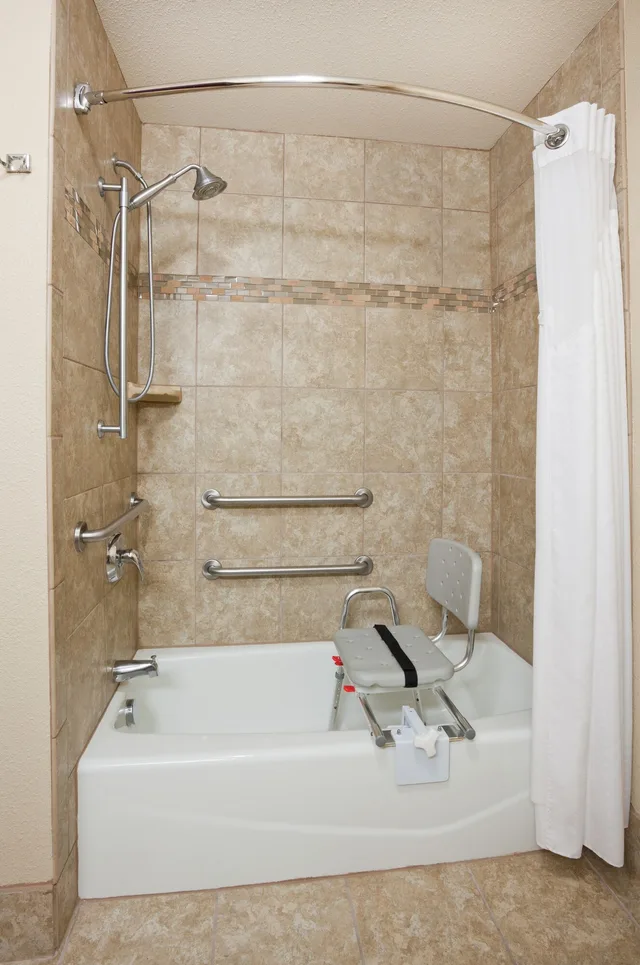 جناح بسريرين كوين لذوي الإعاقة، Holiday Inn Express and Suites Minot 3/3