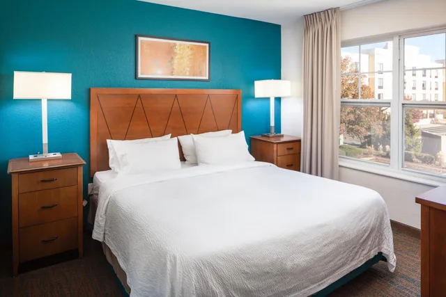 جناح ديلوكس بسرير كينج بغرفة نوم واحدة مع أريكة، Residence Inn by Marriott Plazzio East 5/8