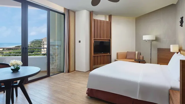 غرفة قياسية بسرير كينج بإطلالة على البحر للمدخنين، Crowne Plaza Hailing Island 3/6