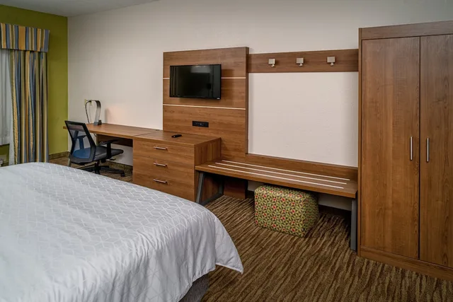 جناح بسرير كينج مع أريكة، Holiday Inn Express Hotel & Suites Pikeville 1/4