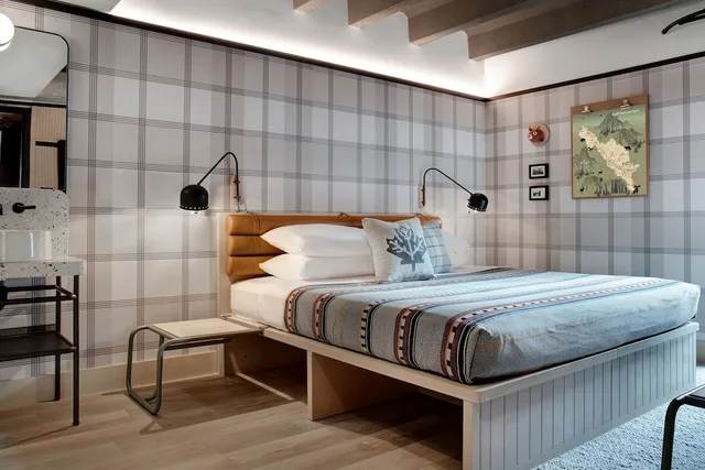 Suite, Twin Beds, Moxy Banff 1/5
