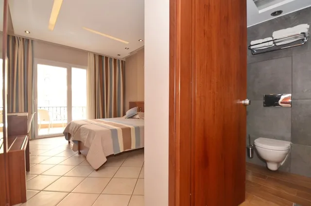 غرفة بسريرين منفصلين بإطلالة على المسبح، Evilion Sea And Sun Hotel 5/5