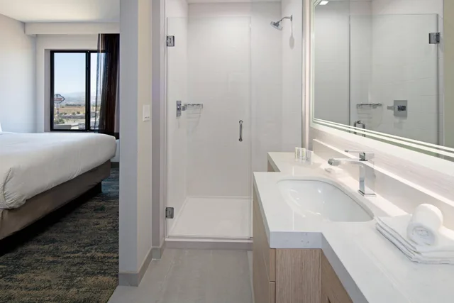 جناح بسرير كينج مع سرير سحّاب إضافي، SpringHill Suites by Marriott Valencia 6/8