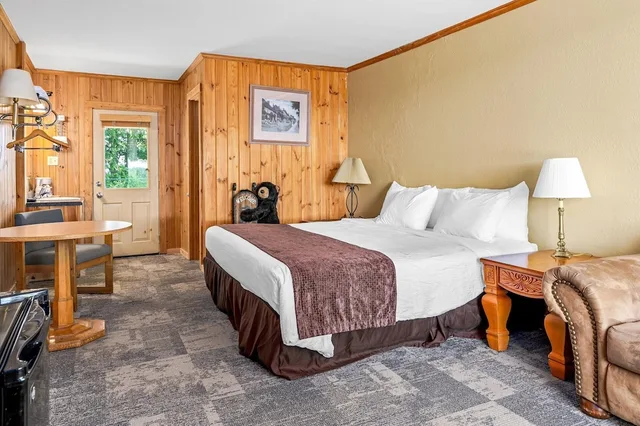 Deluxe, King Bed, Early Blue Motel 1/7