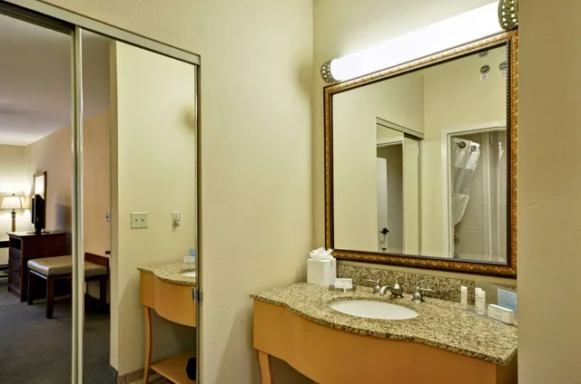 جناح بسريرين كوين مع أريكة بمطبخ، Hampton Inn Suites Charleston 2/3