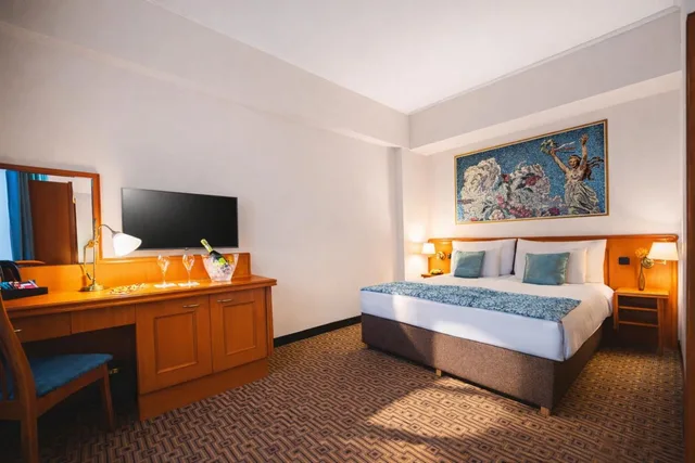 Tower, Deluxe, Suite, Panoramic View, Grand Hotel International 2/6