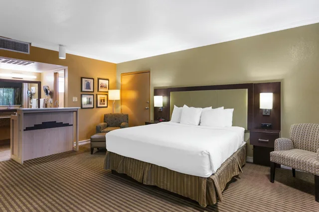 غرفة ديلوكس، Royal Sun Inn & Suites 1/2