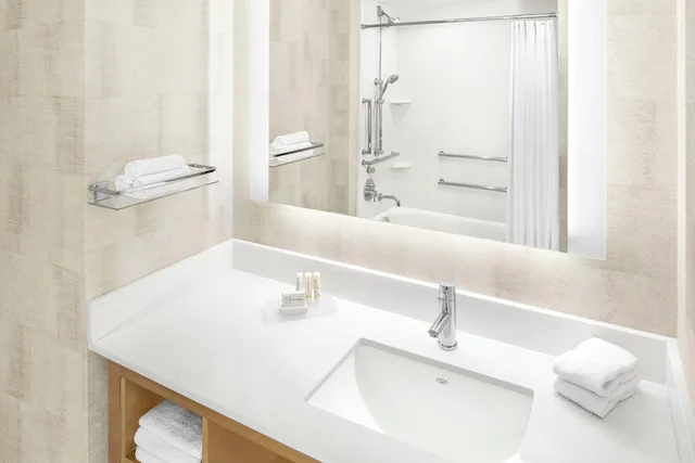 جناح بسرير كينج بشرفة بغرفة نوم واحدة مع أريكة لذوي الإعاقة، Residence Inn Big Sky the Wilson Hotel 4/5