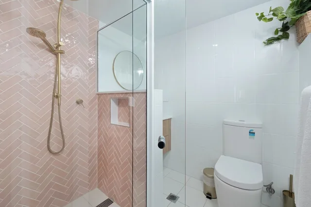 Adjoining, 1 Queen and 1 Double Bed، BAYVIEW TOWER 3/5