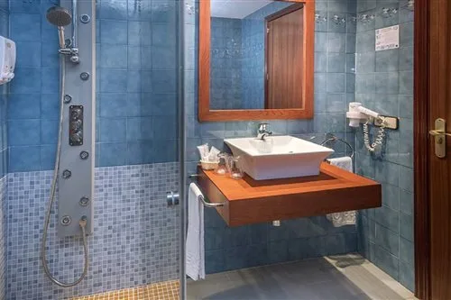 غرفة مزدوجة بسريرين منفصلين بإطلالة على المسبح، GHT Neptuno Venus & Spa 2/2