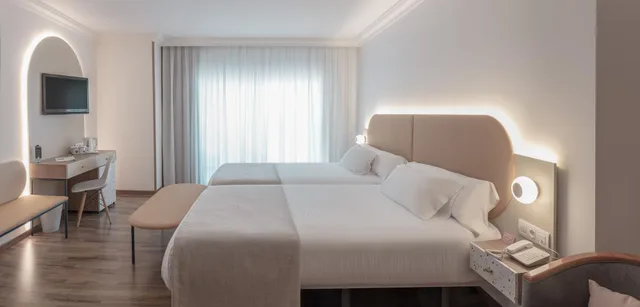 غرفة ديلوكس بإطلالة على المدينة بشرفة، Hotel RH Victoria and Spa 2/4
