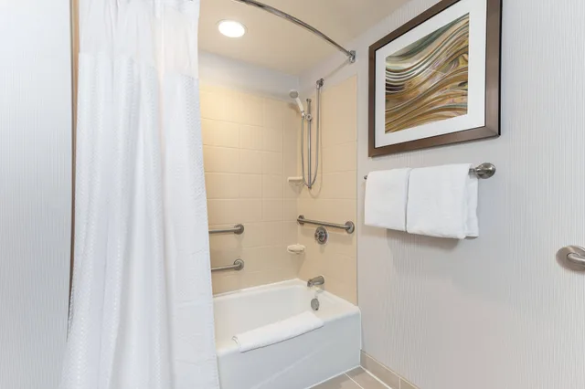 غرفة بسرير كينج مع أريكة، Courtyard Suffolk Chesapeake 3/4