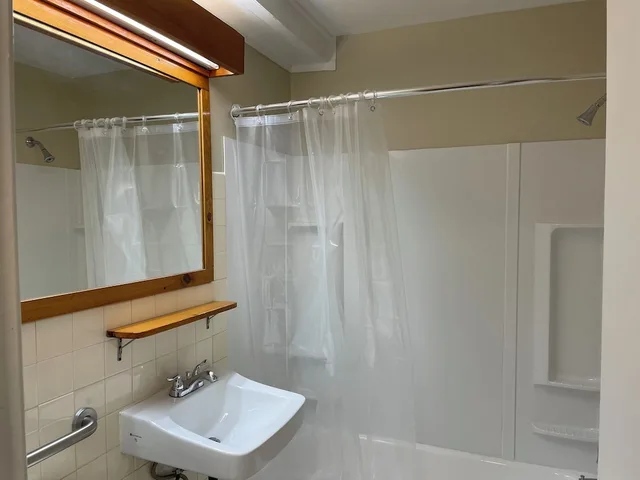 غرفة قياسية بسرير كينج، NORTHERN LIGHTS LODGE 2/3