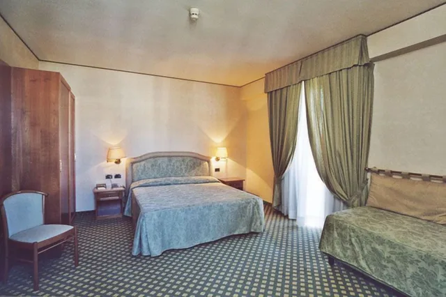 غرفة عائلية ثلاثية بسرير كوين مع أريكة، Hotel Valdarno 1/2