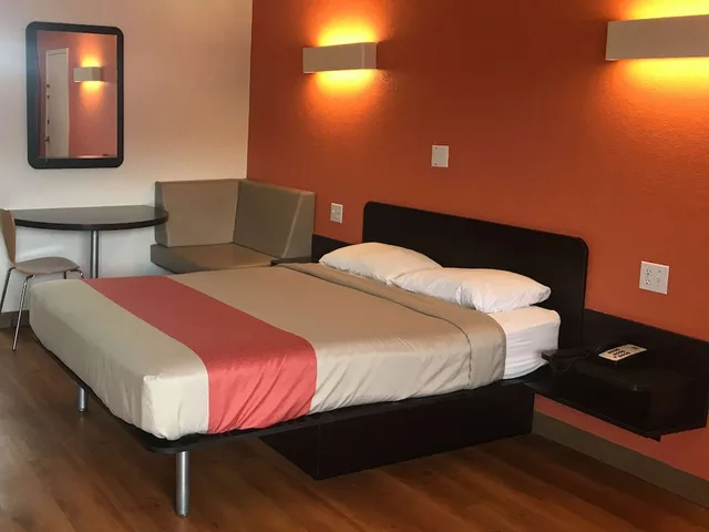 غرفة قياسية بسرير كينج، Motel6 Sallisaw, OK 3/8