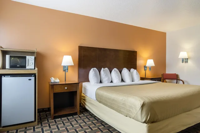 غرفة قياسية بسرير كينج، Quality Inn Osceola, IA 1/2