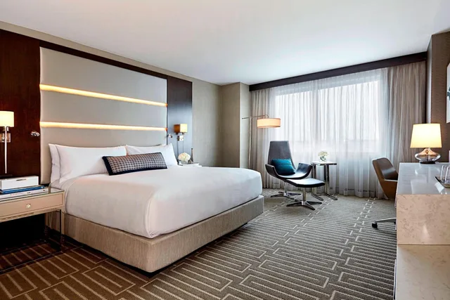 Room, King Bed, King or Queen Bed, High Floor, JW Marriott Minneapolis Mall of America 1/8