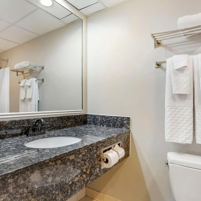 غرفة بسرير كينج بجاكوزي، Best Western Danbury/Bethel 4/4