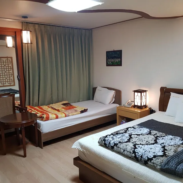غرفة بسريرين منفصلين وسرير كوين وسرير فردي، Arirang Hotel 1/1