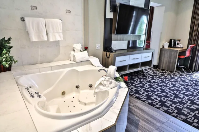 جناح بسرير كينج بجاكوزي، Baymont by Wyndham Medicine Hat 6/10