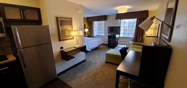 جناح استوديو بسرير كوين بمطبخ لذوي الإعاقة، STAYBRIDGE SUITES EAU CLAIRE - ALTOONA 2/3