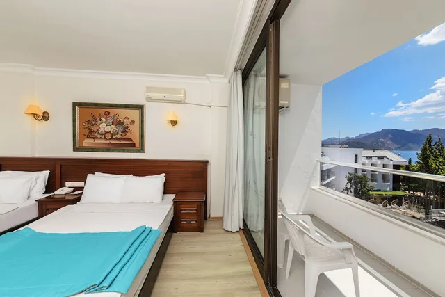 غرفة بسرير مزدوج وسرير فردي بإطلالة جزئية على البحر، Kaya Maris Hotel 4/6