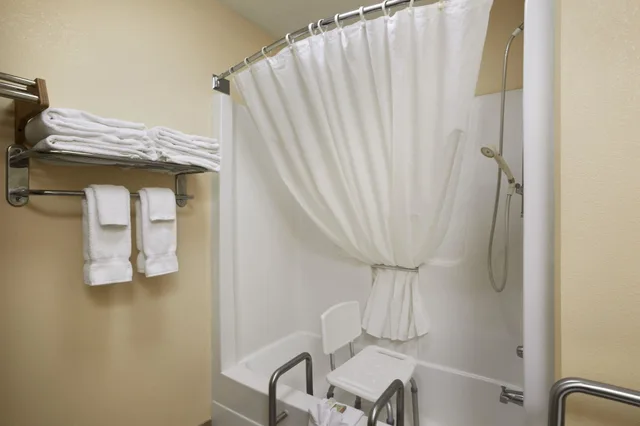 غرفة بسرير كينج لذوي الإعاقة، Super 8 by Wyndham Columbia City 2/2