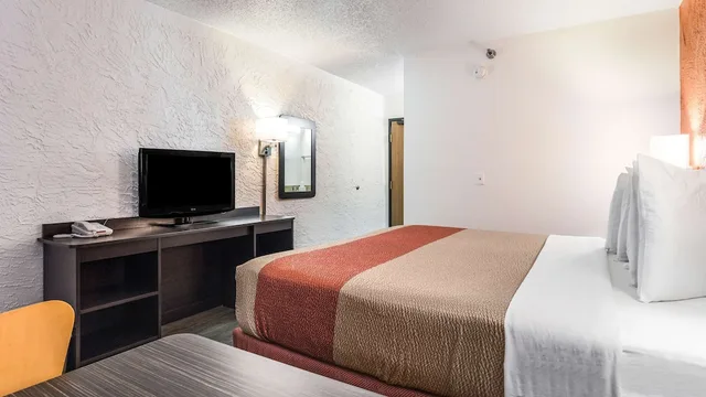 1 Queen Bed - Premium, Mini fridge، Motel6 Elk Grove Village, IL 3/7