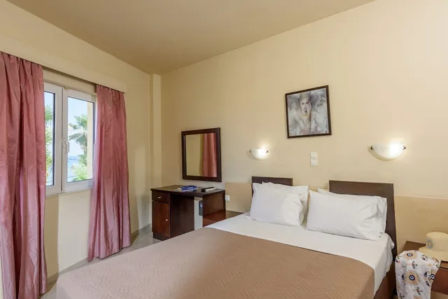 شقة بسرير مزدوج بإطلالة على البحر بغرفة نوم واحدة مع أريكة، Theo Hotel 1/10