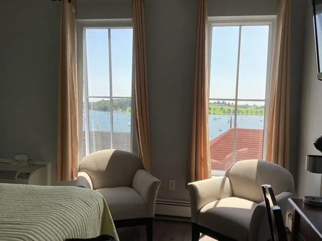 غرفة بسرير كوين بإطلالة على البحر، Lunenburg Arms Hotel 1/1