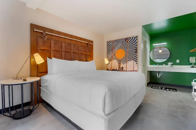 Upgrade, Suite, King Bed, Courtyard View، Heights House Hotel - Houston Heights Downtown, an Ascend Collection Hotel 3/4
